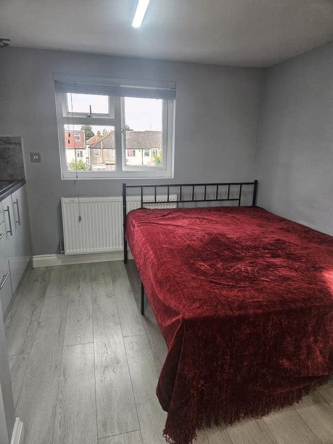   Spacious Double Bedroom to Rent (Bedsit Type) Main Photo