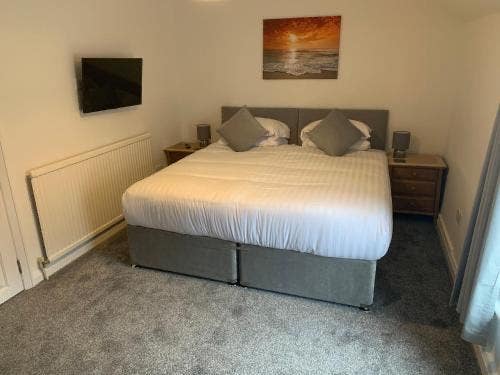 Single and Double Furnished Room Main Photo