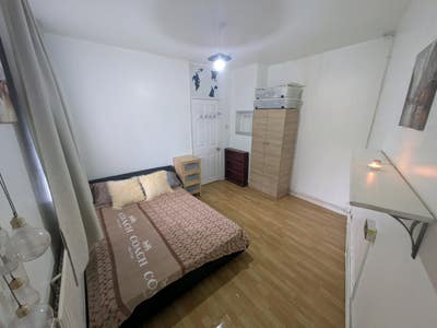 
🏡 Spacious Room to Rent in quiet area SE14EG Fla Main Photo