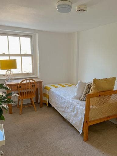 Beautiful  large single size room Main Photo