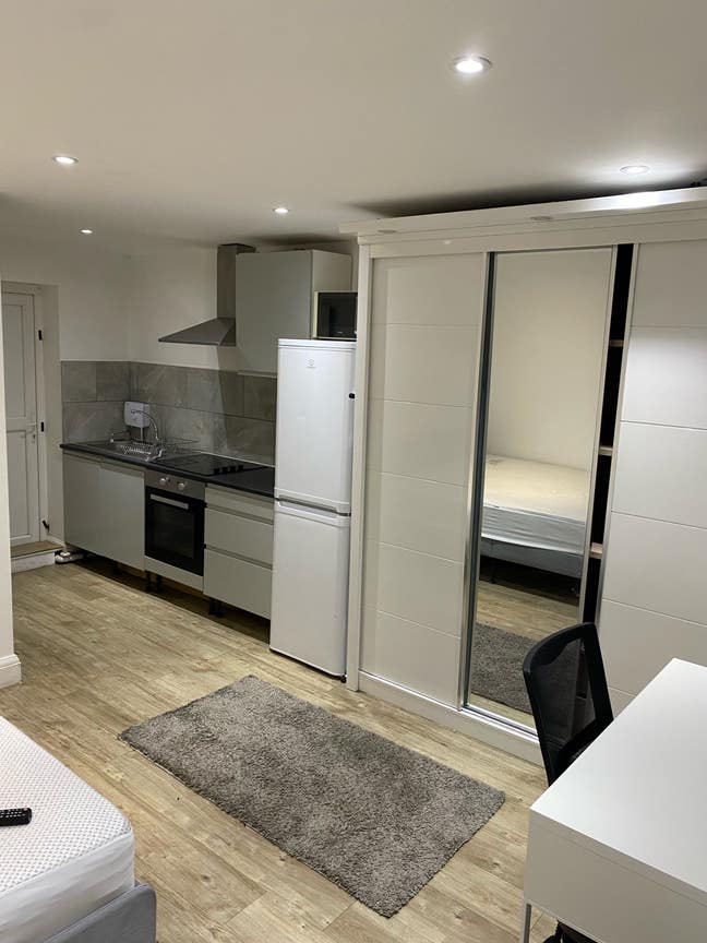 Stunning studio flat Main Photo