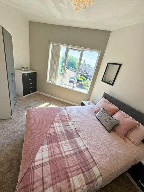 Close to Whiston Hospital - Large en-suite room Main Photo
