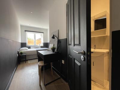Double ensuite room, walking distance to Morden Main Photo