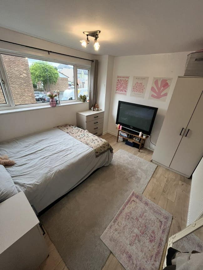 Double room in Heaton to rent bills included  Main Photo