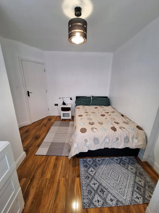 Double bed room  with ensuite  Main Photo
