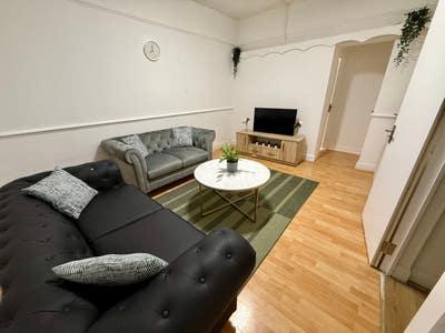 2 Rooms Available for single females in 4 bed  Main Photo
