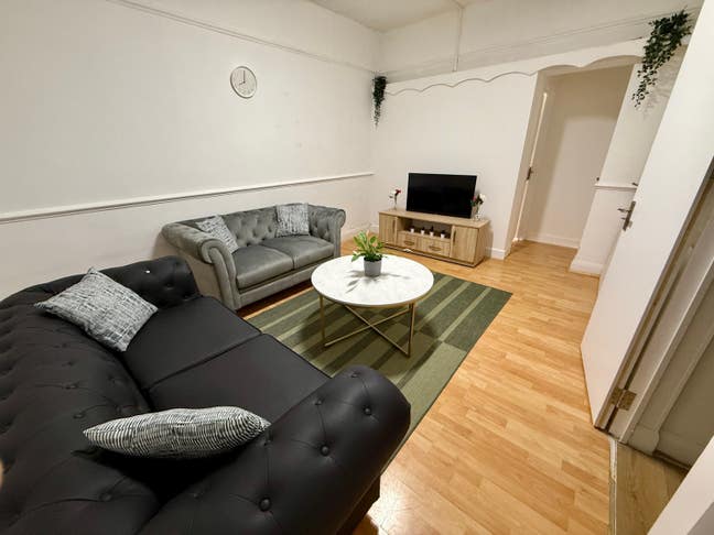 2 Rooms Available for single females in 4 bed  Main Photo
