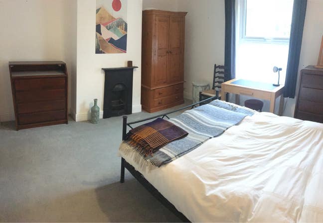Large double bedroom Maker household Main Photo