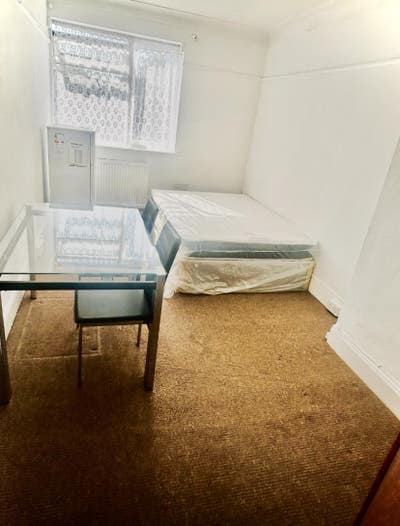 Large Double Room to Let, Hayes, Middx Main Photo