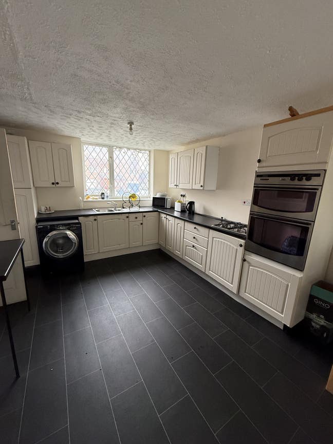 ***!Large Double - No Deposit - City Center!*** Main Photo