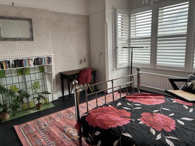 Large Double Room with En Suite Main Photo