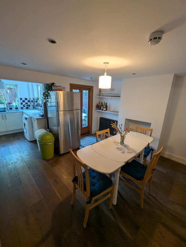 Double Room Available in 3 bedroom house Main Photo