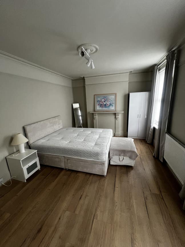 Spacious Master bedroom available in Clapham Main Photo