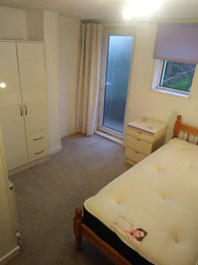 Large single room with ensuite and shared kitchen Main Photo