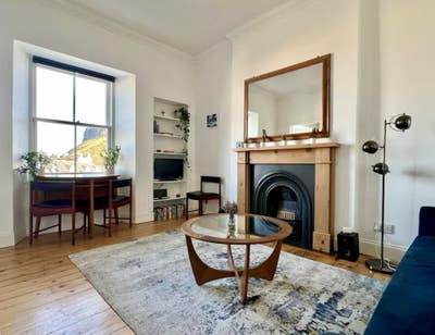 Central warm & quiet flat near Edinburgh Uni Main Photo