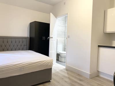 Spacious En-Suite Rooms with Kitchenettes – SO15 Main Photo