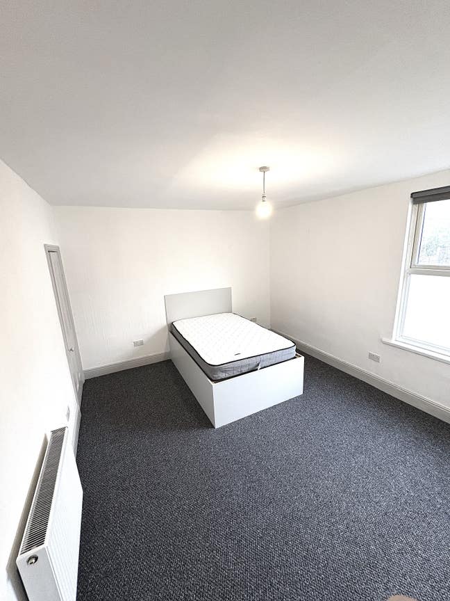 Huge double room with closet. Walkley All Bills In Main Photo