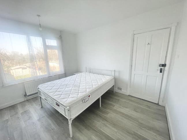 **Double Room in a Newly Refurbished Home** Main Photo