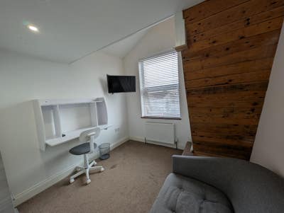 Stylish double room with mezzanine floor just &pound;565 Main Photo