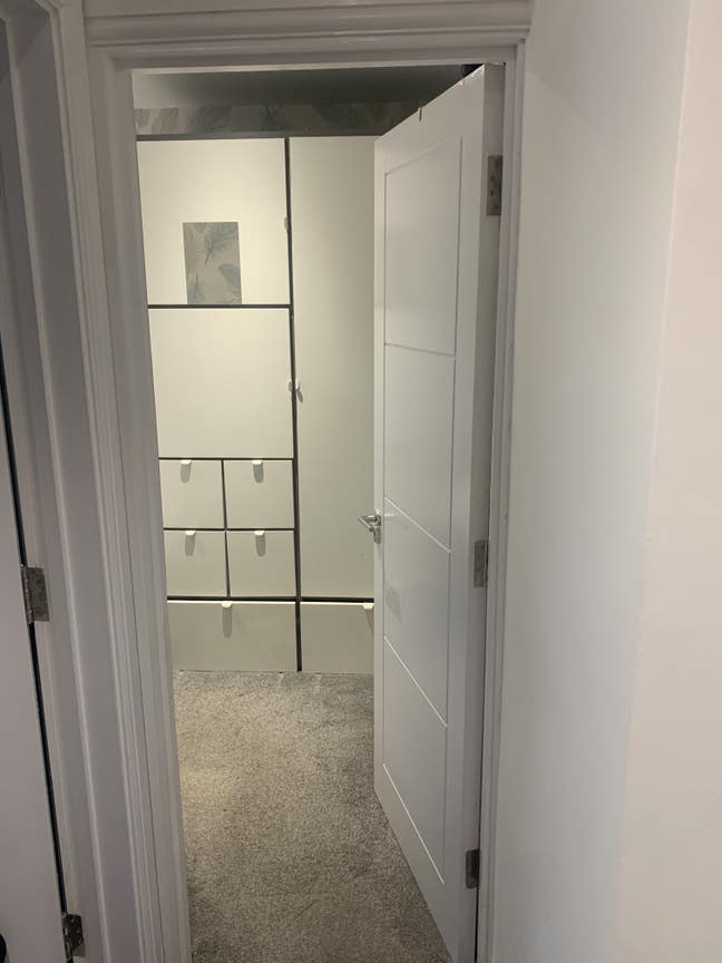 Double room,comfortable bed, plenty of storage Main Photo
