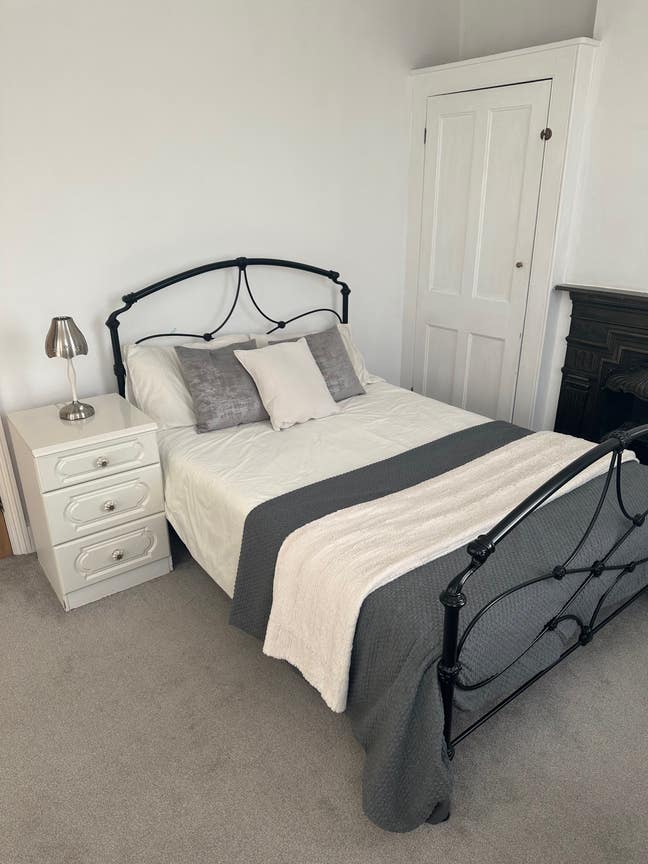Large Double furnished bedroom Main Photo