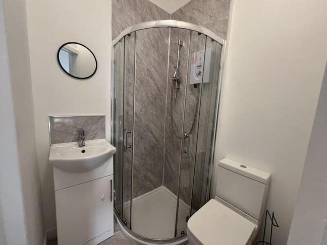 4 bedroom all ensuite newly refurbished house Main Photo