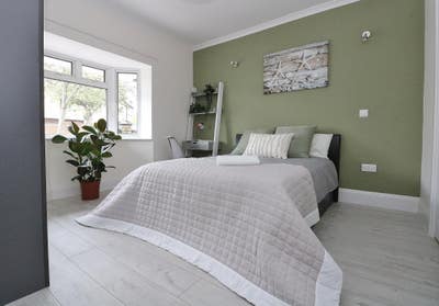Spacious, Modern Ensuite in East Acton Main Photo
