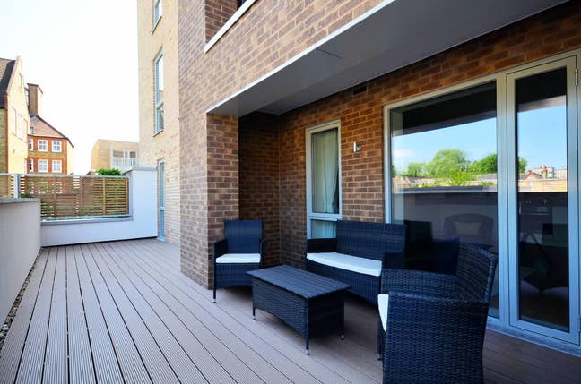 Ensuite Room Available in Modern Battersea Flat Main Photo