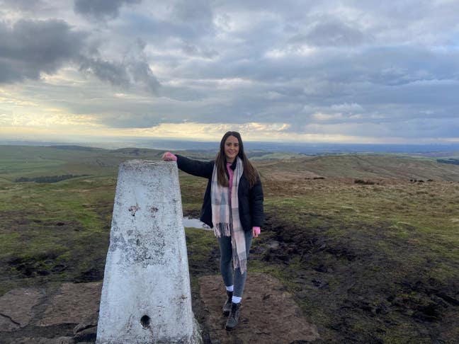 I am a professional female aged 28. I am look... Main Photo