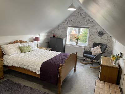 Short term only stays in quirky bedroom in house Main Photo
