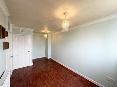 Double bedroom on ground floor of 3 storey house  Main Photo