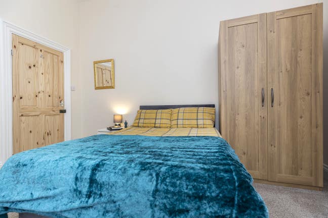 Spacious double room in period house. 2 baths/3 wc Main Photo