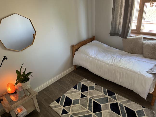 Double posh room by Cheshire oaks  Main Photo