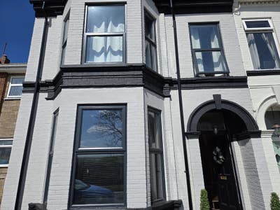 New single room, quick walk to station and shops Main Photo