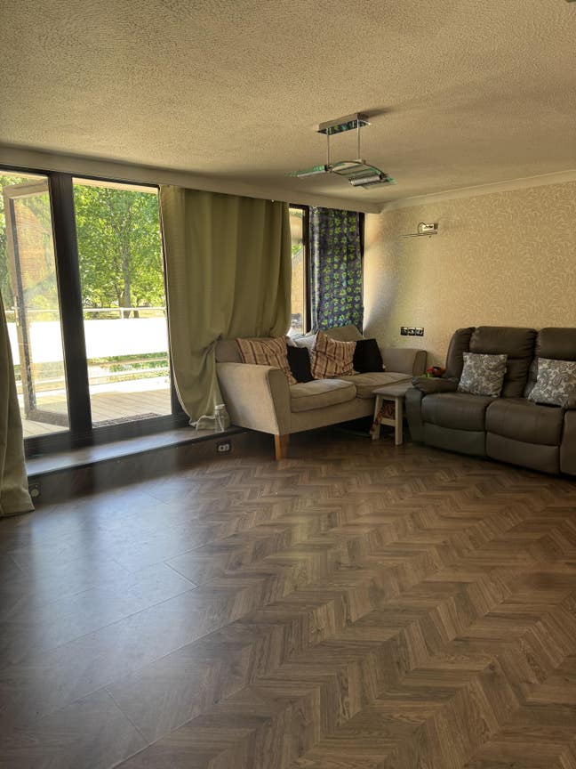 Cozy room in two bedroom apartment for female Main Photo