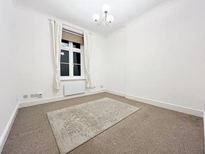 1 Bedroom Flat 15 Mins Walk to Slough Station Main Photo
