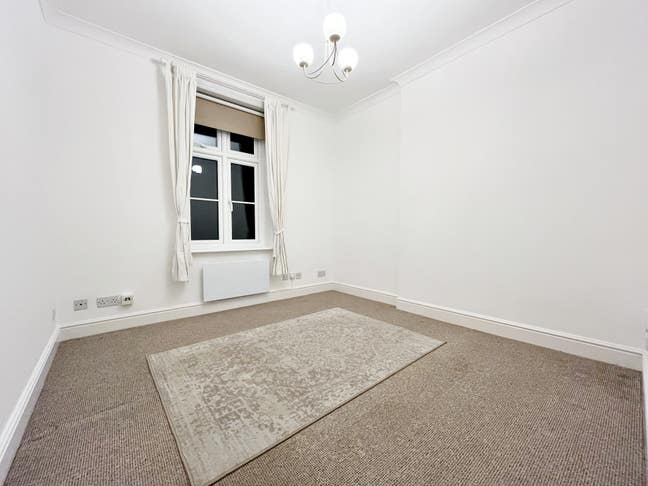 1 Bedroom Flat 15 Mins Walk to Slough Station Main Photo