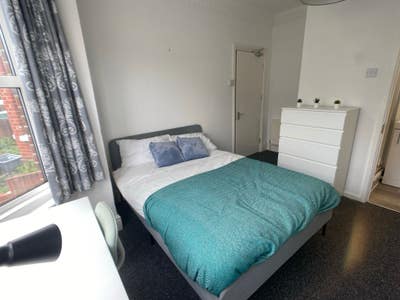 Lovely new ensuite rooms in professional house Main Photo
