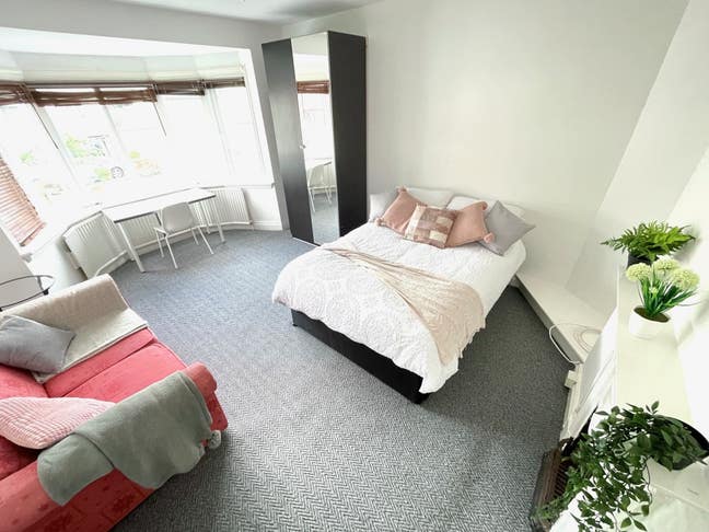 Large 2 bedroom self contained flat available soon Main Photo