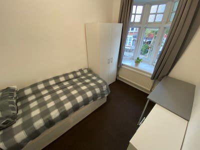 1 Single *6Bed House 2 minutes from ClaptonStation Main Photo