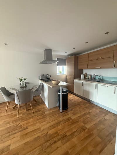 Bright double room in newly decorated flat.  Main Photo