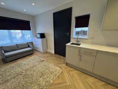 New studio - cosy - single occupant NW4 Main Photo