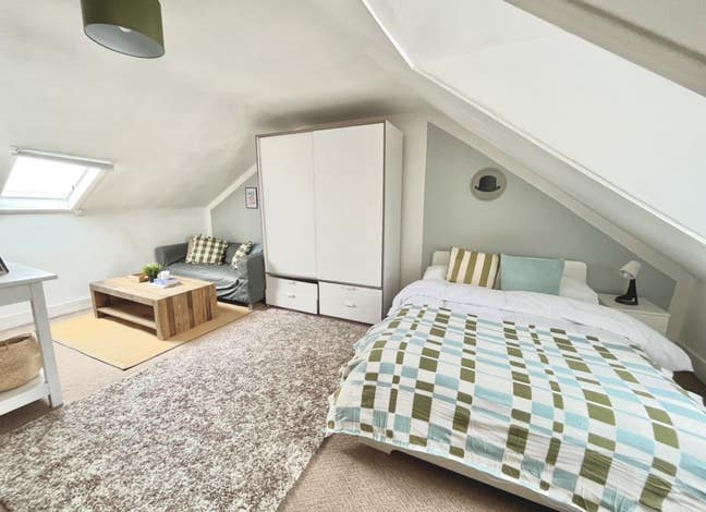 Large Bedroom in Sw2- Designed Flat Main Photo
