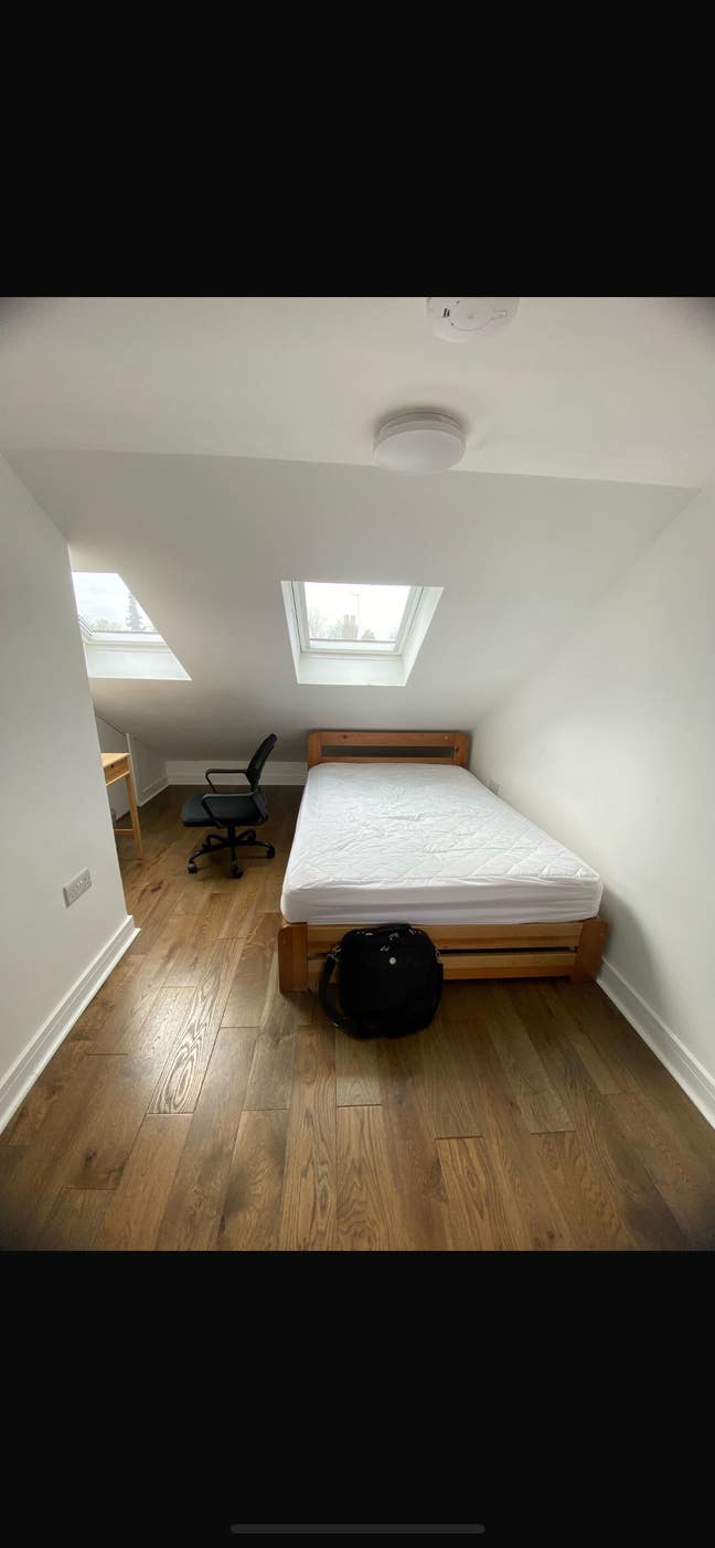 Large clean bright room in Renovated House Main Photo