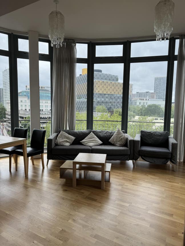 1 room available in JQ in 2 bedroom flat  Main Photo