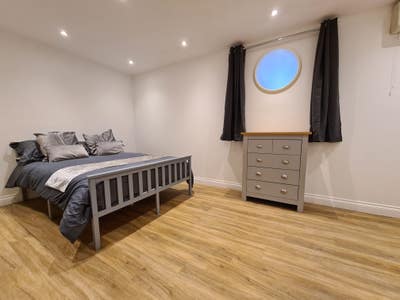 Large Modern Ensuite Room 8min walk Bedford Place Main Photo