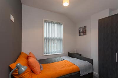 4 bed house at Catherine St Crewe - Lovely rooms Main Photo