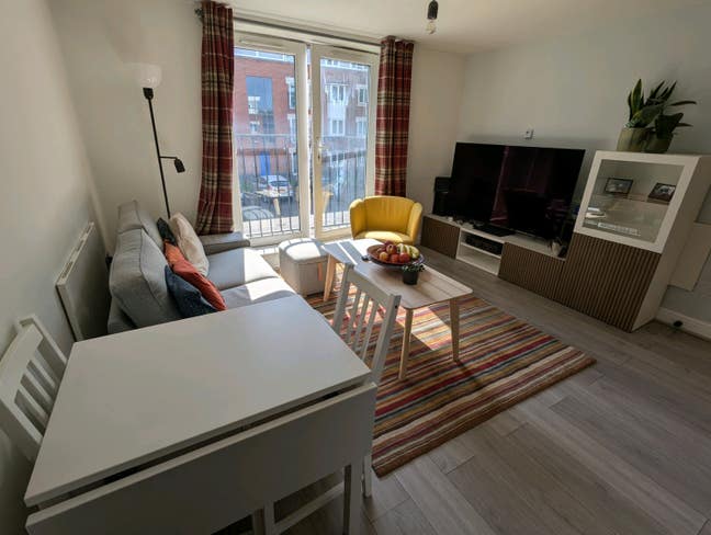 Room to rent in owner occupied flat Main Photo