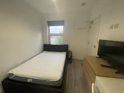 Lovely Double Ensuite Room In Shared House LU2 Main Photo