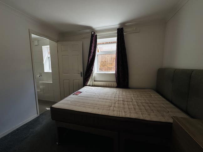  En-suite Room Available - Windsor Close  Main Photo